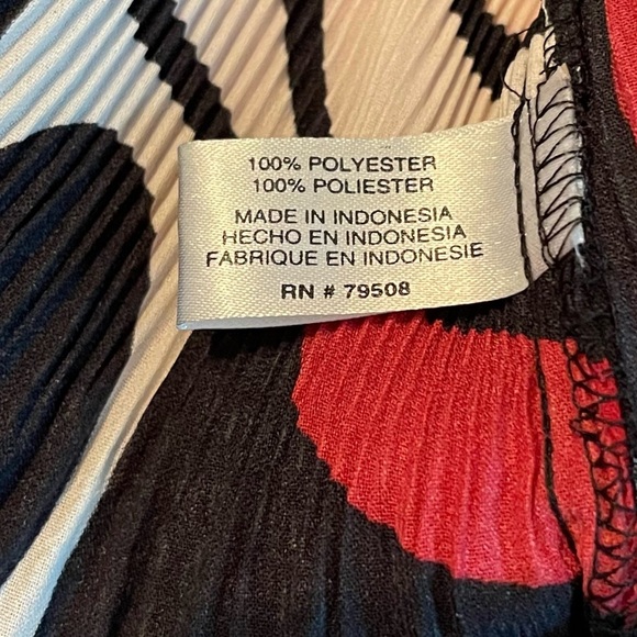 NWT Beautiful Belisimo Pleated Business Red & Black Blouse with Scalloped Hems - Picture 3 of 8